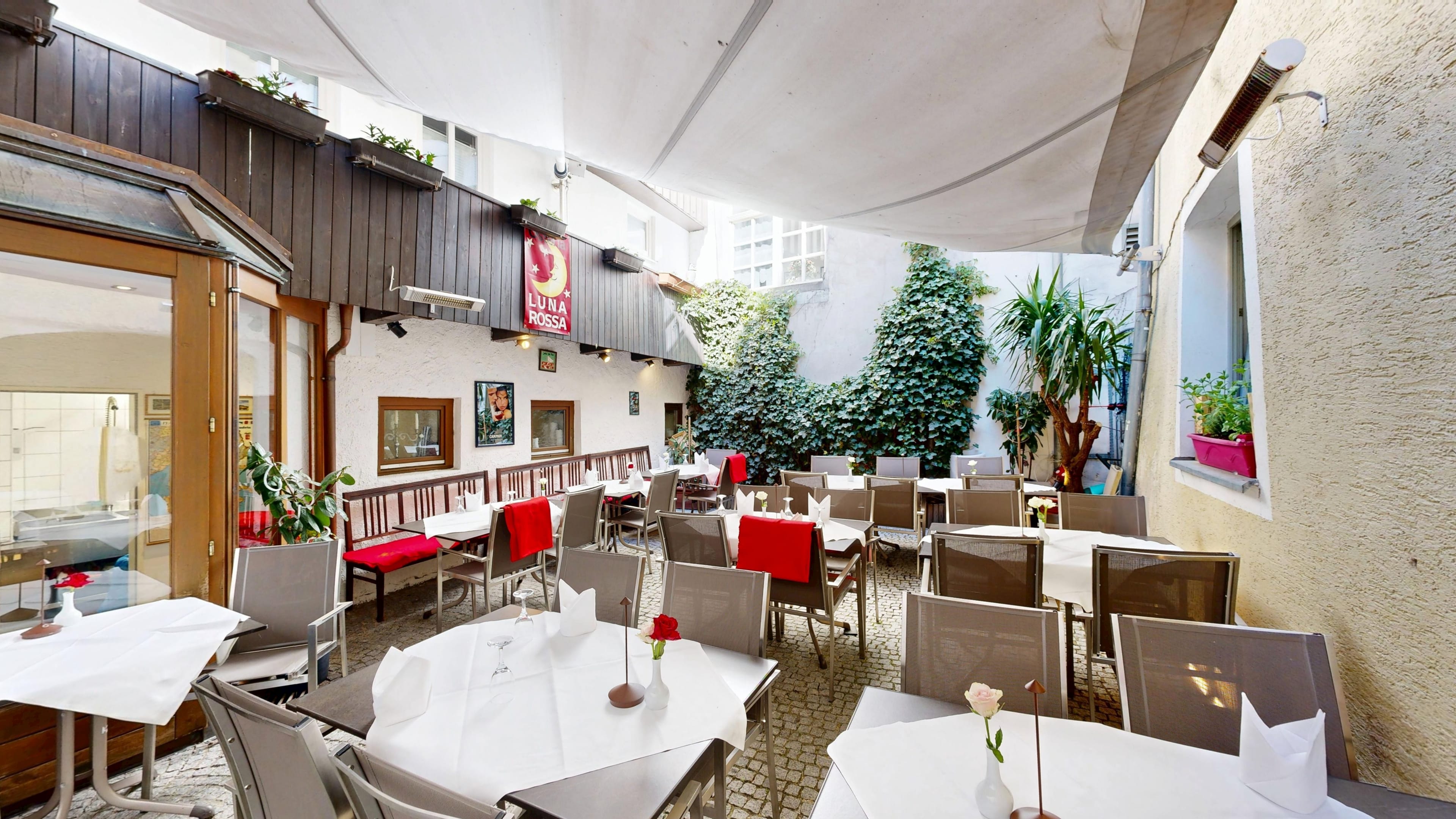 Außenansicht der Osteria Luna Rossa im Fischgässel in der Regensburger Altstadt
