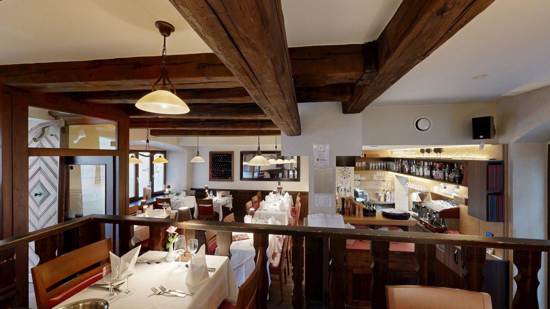 Gastraum der Osteria Luna Rossa mit Blick zur Bar