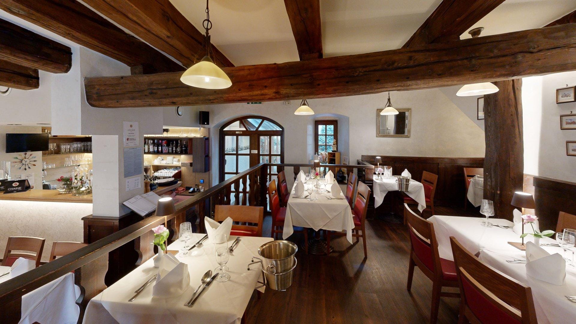 Panorama des Gastraums der Osteria Luna Rossa im historischen Fachwerk