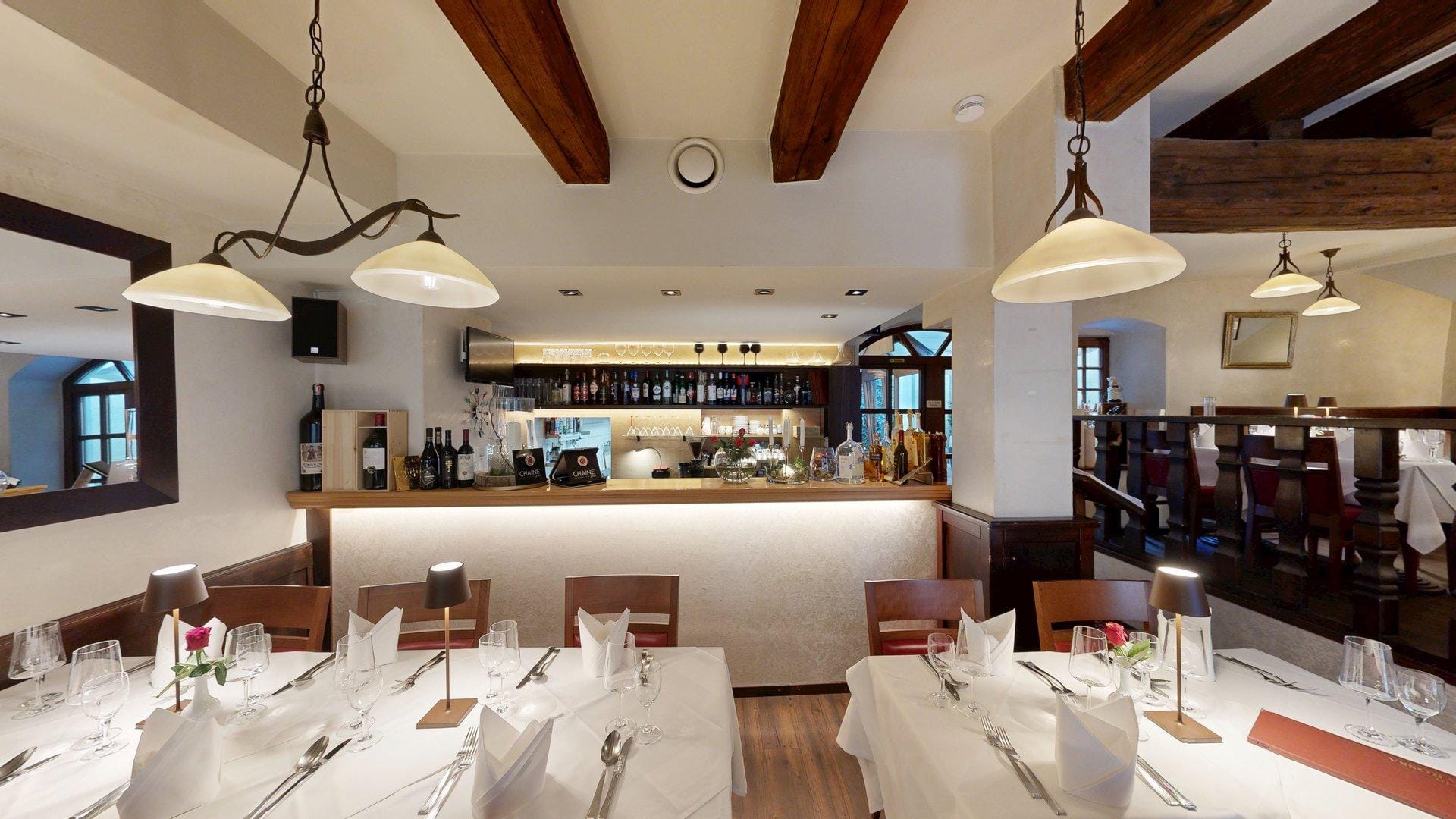 Gastraum der Osteria Luna Rossa mit Theke