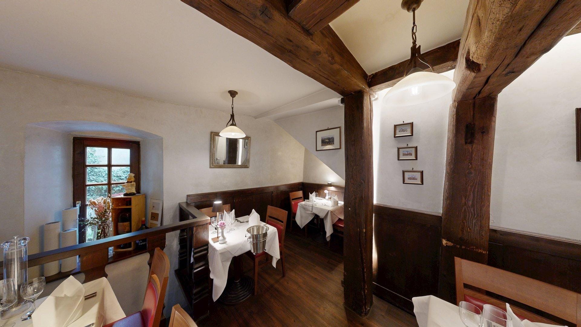 Separee der Osteria Luna Rossa mit historischen Holzbalken
