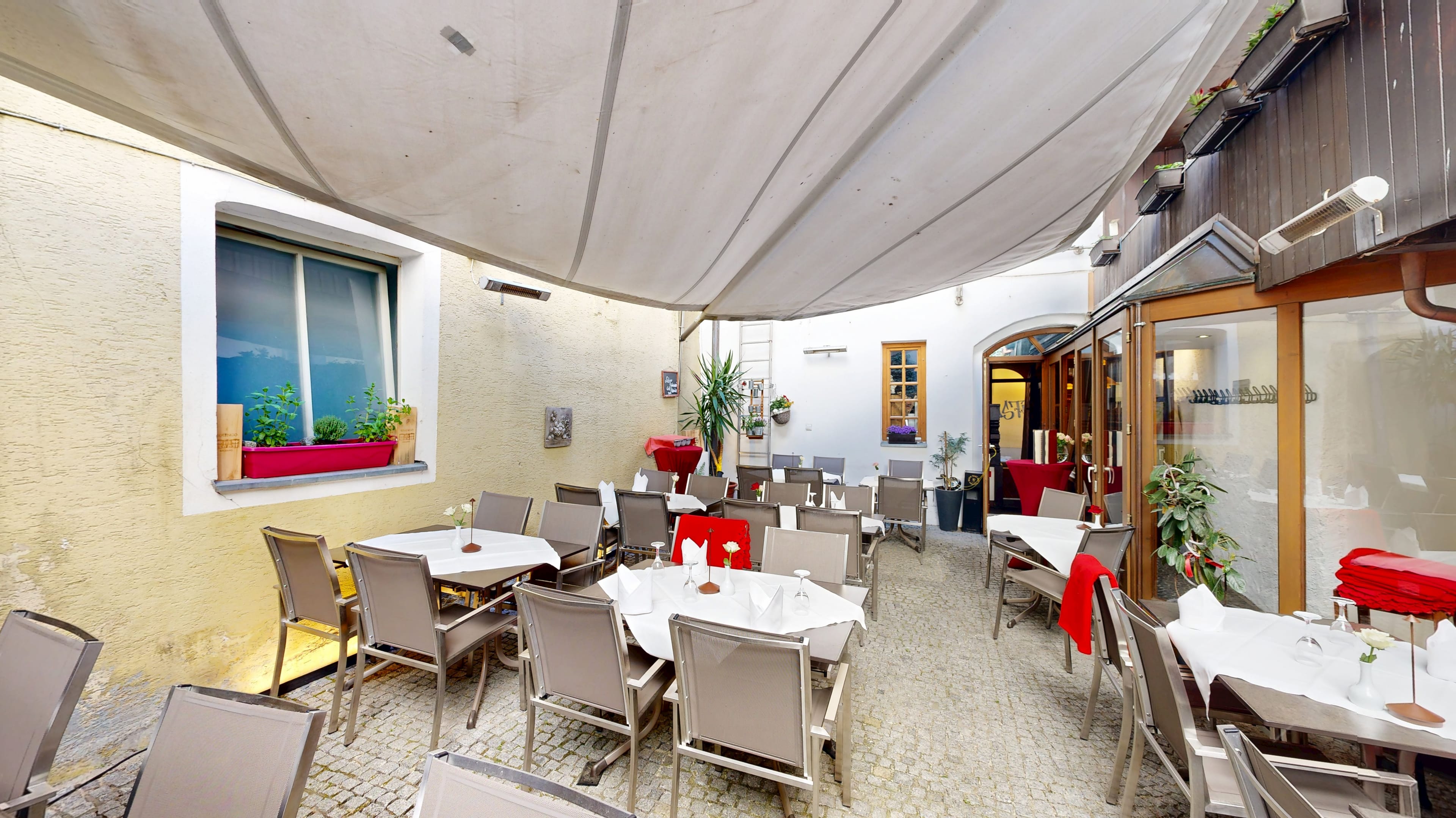 Terrasse der Osteria Luna Rossa in der Regensburger Altstadt